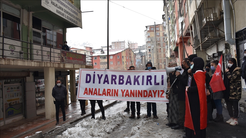 Li Hekariyê malbatên mexdûrê terorê li pêşiya avahiya Serokatiya bajêr a HDPyê çalakî kirin