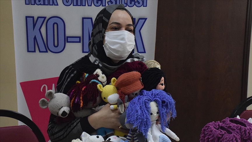 23 yıllık evlat özlemini çocuklara oyuncak örerek gidermeye çalışıyor