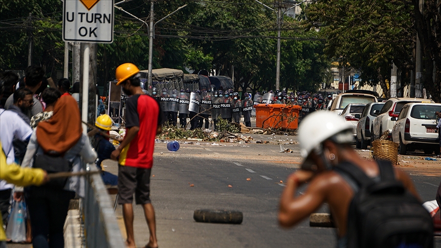 Myanmar'daki protestolarda güvenlik güçlerinin ateş ettiği 1 kişi öldü