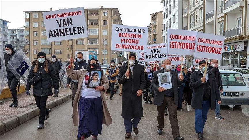 Malbatên Wanî ji bo bigihîjin ewladên xwe li pêş Serokatiya Bajêr a HDPyê çalakî kirin