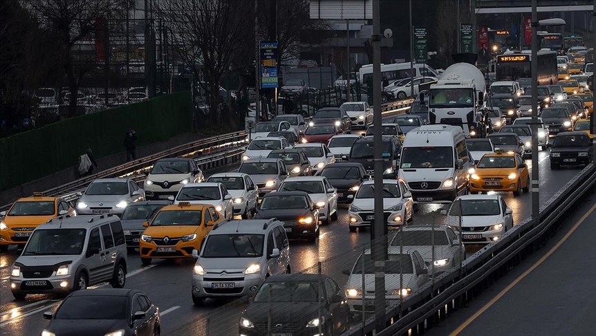 İstanbul'da sokağa çıkma kısıtlaması öncesi trafikte yoğunluk yaşanıyor