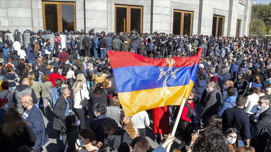 Противники премьера Армении провели шествие по улицам Еревана