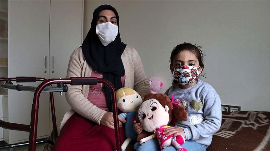 Elazığ depreminden 24 saat sonra enkazdan çıkarılan Yüsra ve annesi yaşadıkları acıyı unutmaya çalışıyor