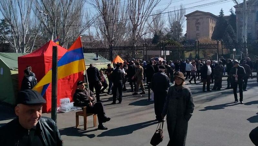 У здания парламента Армении проходит митинг противников Пашиняна