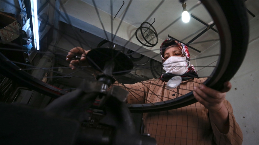 Bozuk bisikletler 4 torun sahibi 'Emine usta'nın maharetli elleriyle düzeliyor