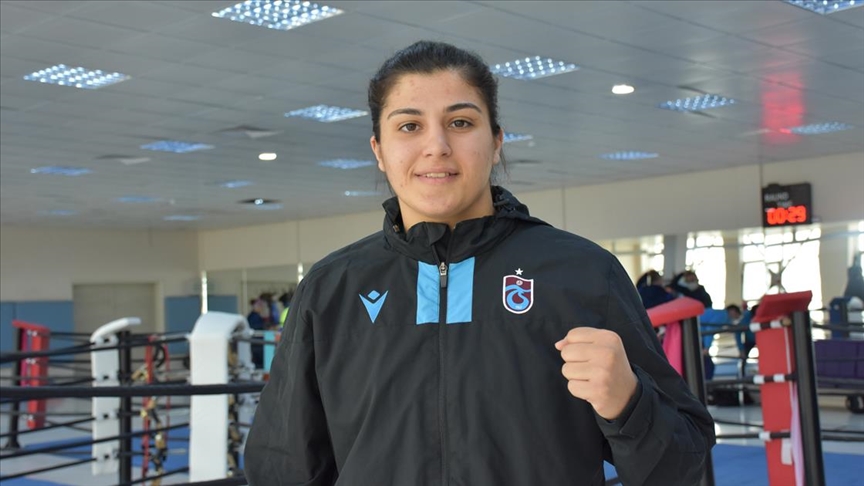 Dünya şampiyonu milli boksör Busenaz Sürmeneli, genç kızlara hayallerinin peşinden koşmayı öğütlüyor
