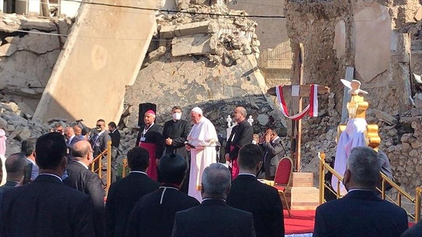 El papa Francisco rezó por las víctimas y pidió la paz en medio de las ruinas de Mosul en Irak