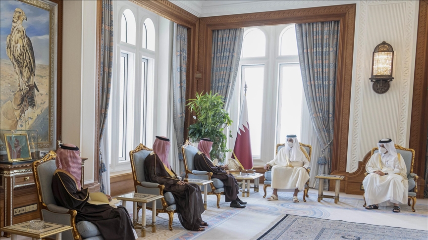 Suudi Arabistan Kralı Selman, Katar Emiri Al Sani'ye ikili ve uluslararası meselelere ilişkin mesaj iletti 