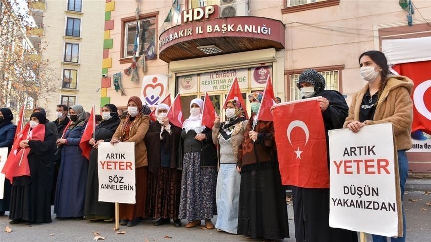 Les « Mères de Diyarbakır » manifestent contre le PKK/YPG depuis plus de 550 jours