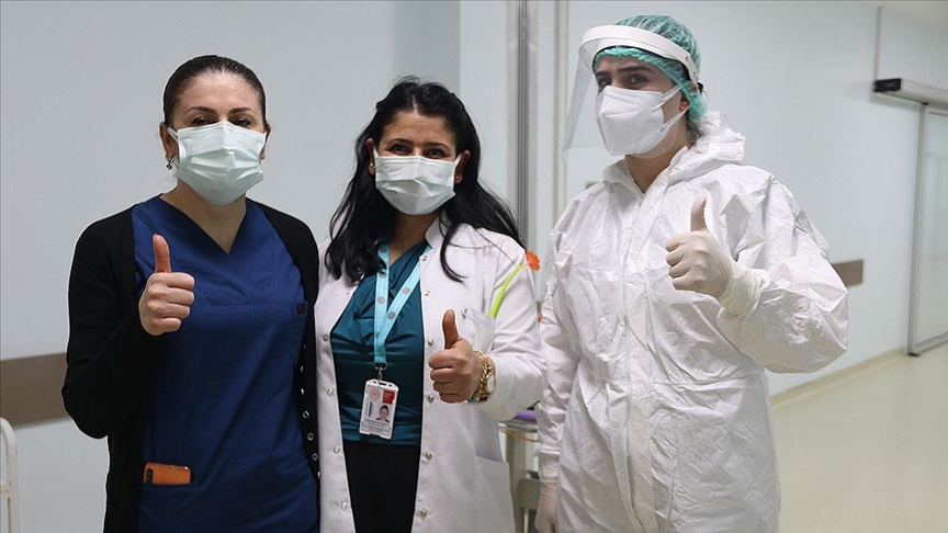 Koronavirüs savaşçısı kadın sağlık çalışanları '8 Mart'ı görevleri başında karşıladı