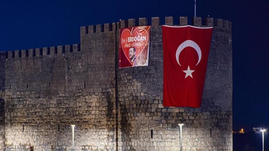 Pankarta "Em ji Erdogan hez dikin" li Keleha Diyarbekirê darda kirin