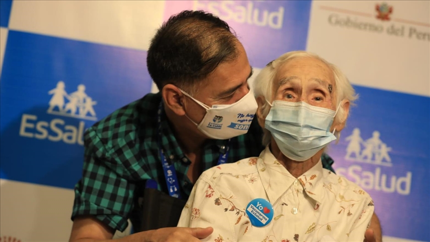Inicia la vacunación contra la COVID-19 para adultos mayores en Perú