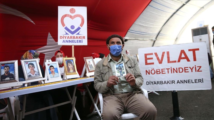 Diyarbakır'da evlat nöbetine bir aile daha katıldı