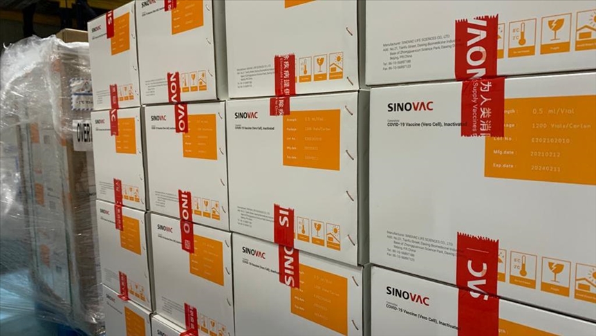 Colombia recibe otras 500 mil dosis de vacunas del fabricante chino Sinovac en la noche del domingo