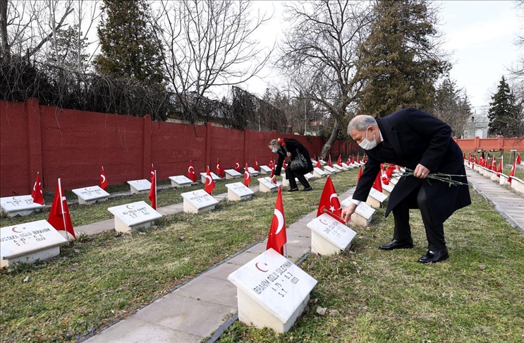 وزير الدفاع التركي يزور مقبرة الشهداء الأتراك برومانيا