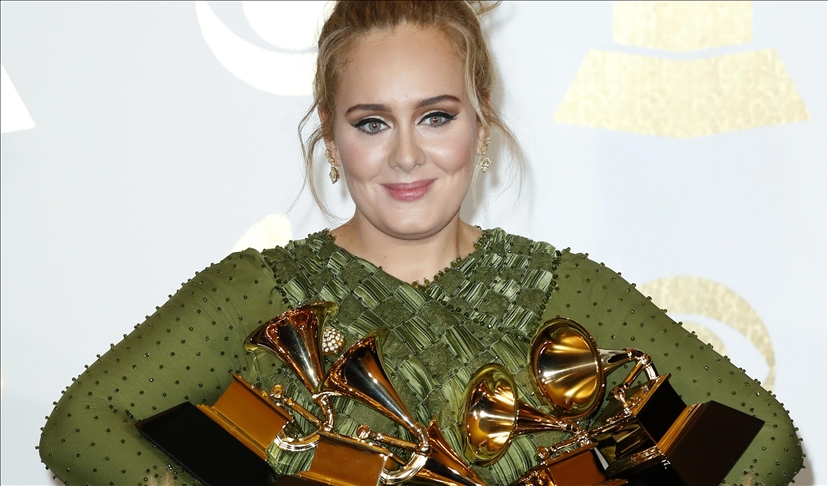 Adele es nombrada la artista femenina más vendida del siglo en el Reino Unido