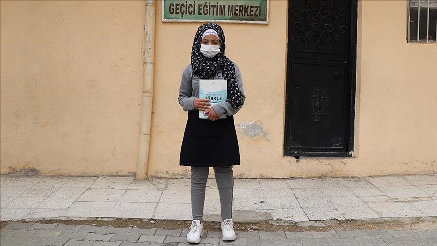  Syrian girl walks to school again with prosthetic leg