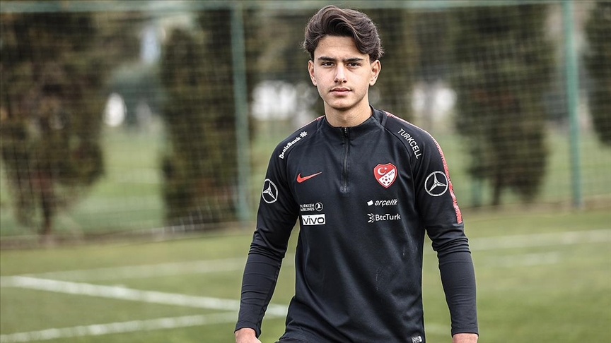 Bayer Leverkusen'in genç yıldızı Samed Onur ay-yıldızlı formayı giymekten gurur duyuyor