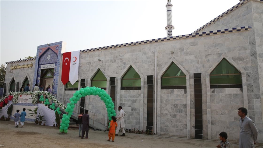 Türk Kızılayın Pakistan’da yeniden inşa ettiği asırlık Hazreti İbrahim Camisi ibadete açıldı