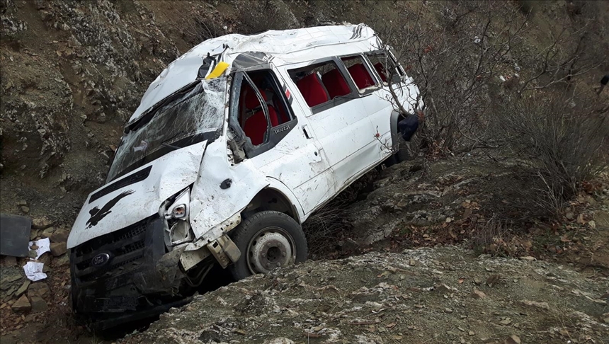 Batman'da öğrenci servisi devrildi: 2 ölü, 26 yaralı