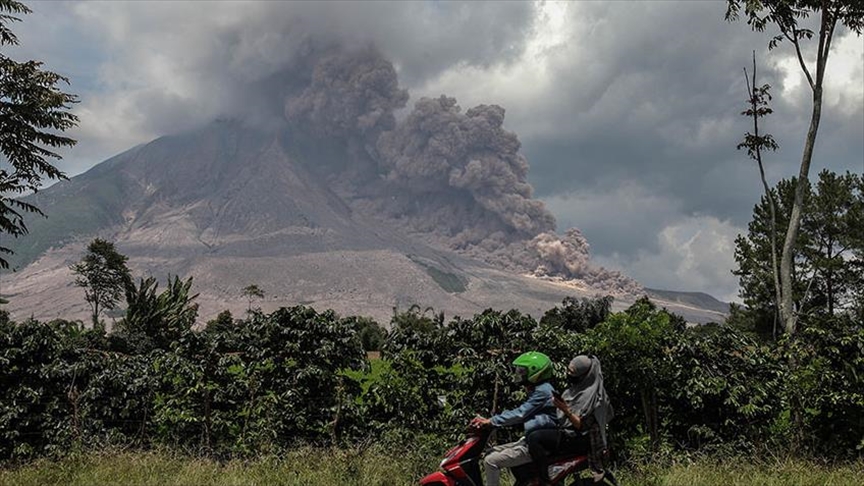 Nuevas emisiones de humo y ceniza en el volcán Sinabung de Indonesia