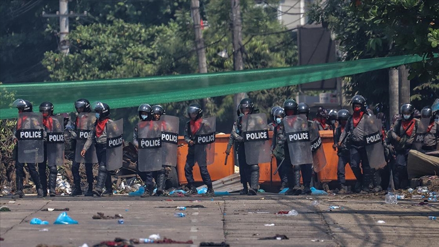 Hindistan'a sığınan Myanmarlı polisler, göstericileri öldürmeye zorlanacakları için kaçtıklarını söyledi