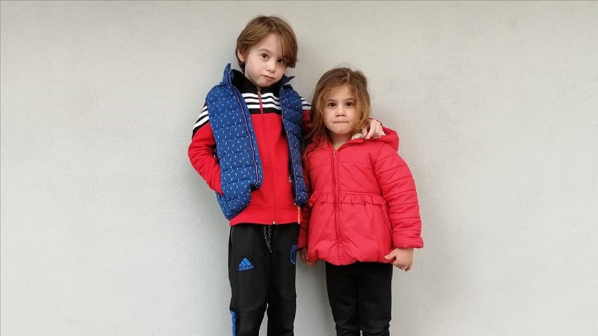 Manisa'da yaşayan 3,5 yaşındaki Elif Naz'ın İstiklal Marşı okuduğu anlar beğeni topladı