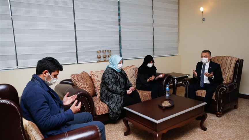 Cumhurbaşkanı Yardımcısı Oktay'dan şehit Korgeneral Erbaş'ın ailesine taziye ziyareti