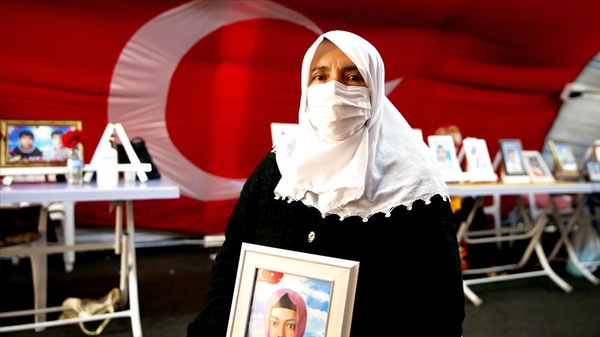 Diyarbakır annelerinden Hatice Levent: Hepiniz gelin, ellerinizden tutun kaçın gelin, devletimize teslim olun