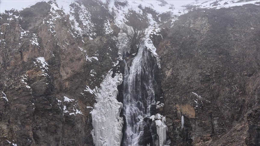 Beyaza bürünen Kars'taki Susuz Şelalesi ile Aygır Gölü sisle kaplandı