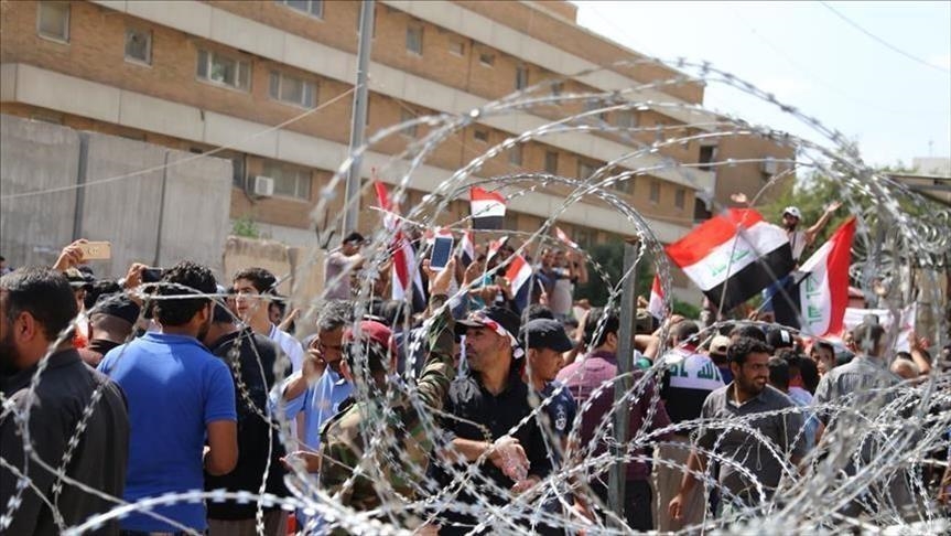 العراق.. العشرات يتظاهرون في النجف للمطالبة باستقالة المحافظ