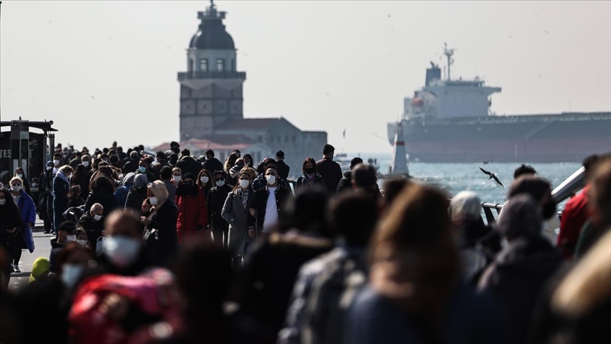 İstanbul'da 'kısıtlamasız' ikinci cumartesi gününde sahillerde ve caddelerde hareketlilik gözlendi