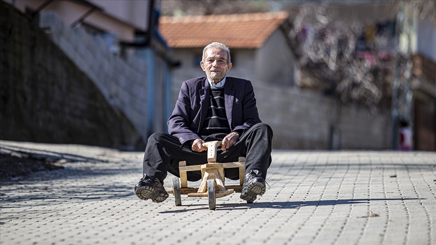 تركيا.. "العم محمد" يقود الأطفال للسعادة بدراجاته الخشبية