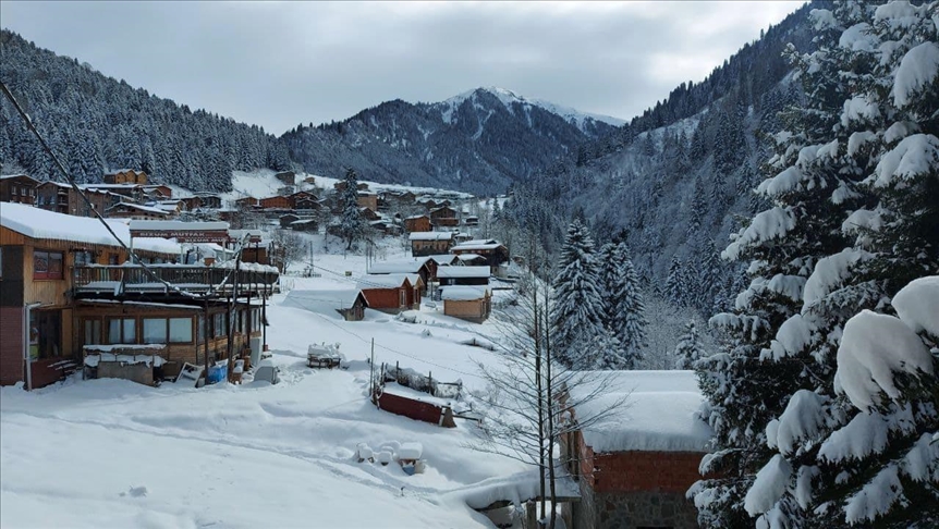 تركيا.. ثلج "آذار" يزين هضبة "آيدر" الشهيرة