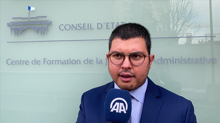 أدى الصلاة ففصل من العمل.. سائق ينشد "العدالة" في فرنسا (تقرير)