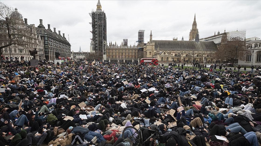 Londra'da kadın cinayetini anma törenine polis müdahalesi protesto edildi 