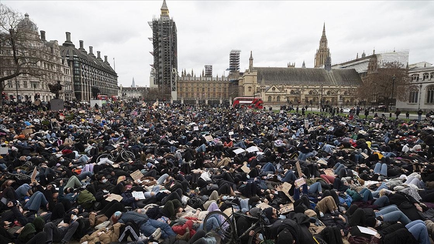 Londra'da kadın cinayetini anma törenine polis müdahalesi protesto edildi