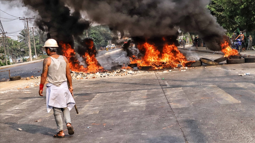 Myanmar'da güvenlik güçlerinin protestoculara silahlı müdahalesi can kayıplarını artırıyor