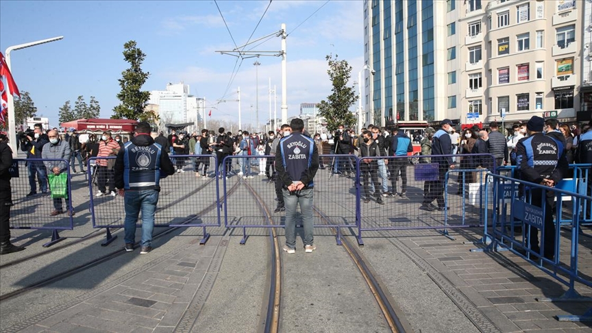 İstiklal Caddesi Kovid-19 tedbirleri kapsamında belirli aralıklarla yaya girişine kapatılıyor
