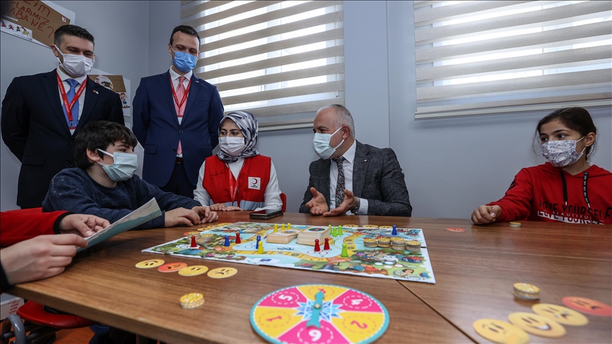 Head of Turkish aid agency meets with Syrian children