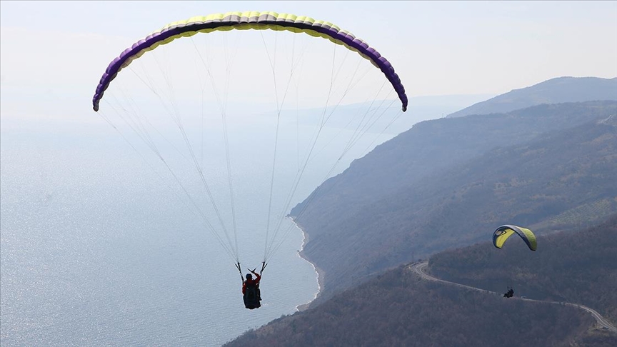 Gökyüzü tutkunları salgının stresini Tekirdağ semalarında yamaç paraşütüyle atıyor