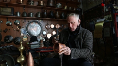 Bakır ustası Ali Çavuş, Seyit Onbaşı anısına 2 metre 61 santimetrelik top mermisi yaptı