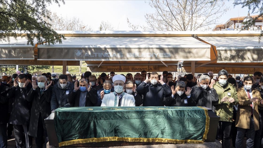 Almanya'da Kovid-19'dan vefat eden Erzurumlu halk ozanı Yusuf Polat son yolculuğuna uğurlandı
