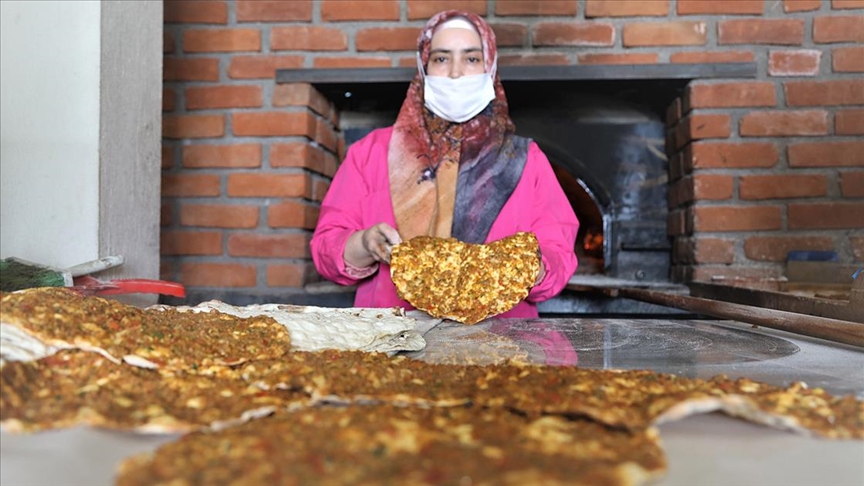 Bingöl'de kadınların elleriyle lezzetlendirdiği lahmacunlar ilgi görüyor
