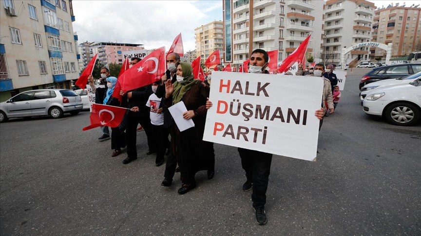 Diyarbakır anneleri 'HDP kapanacak analar kazanacak' sloganıyla yürüyüş yaptı