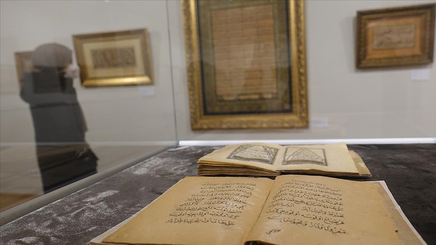 Hattat Abdurrahman Kılıç'ın koleksiyonundan oluşan 'Asar' sergisi Kadırga Sanat Galerileri'nde açıldı