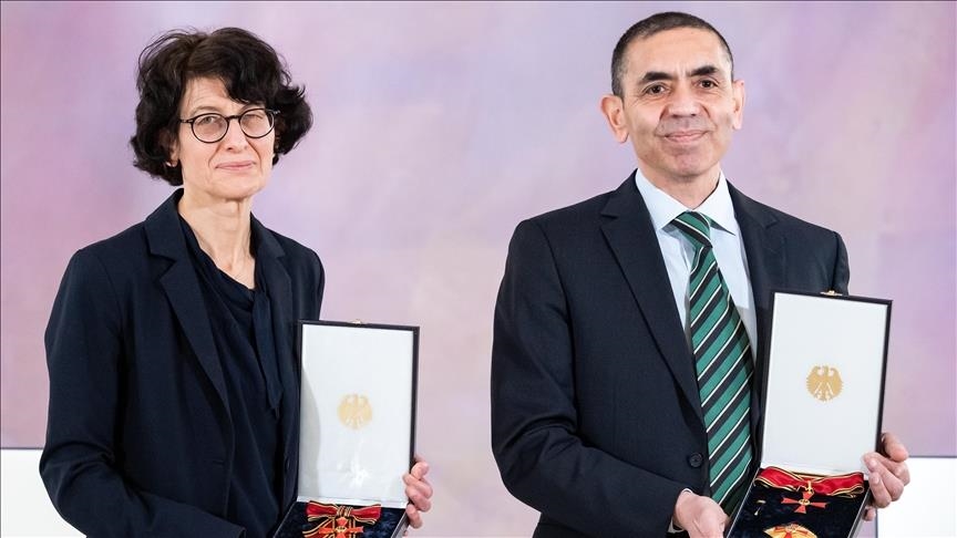 رئيس ألمانيا يكرم عالمين تركيين طورا أول لقاح مضاد لكورونا
