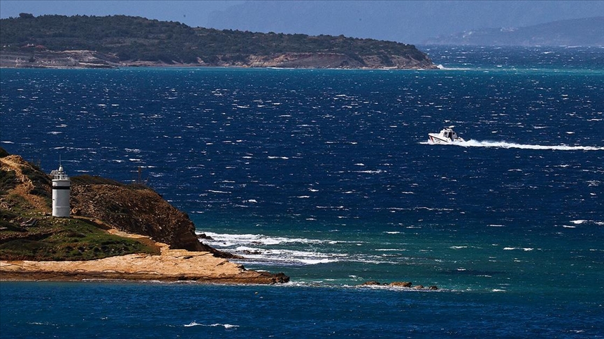 İzmir'in Çeşme ilçesi açıklarında lastik botun batması sonucu 3 sığınmacı öldü