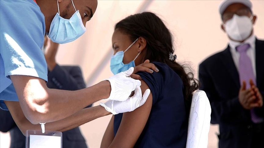 Afrika Birliği üye ülkelere AstraZeneca aşısını kullanmayı sürdürmelerini önerdi
