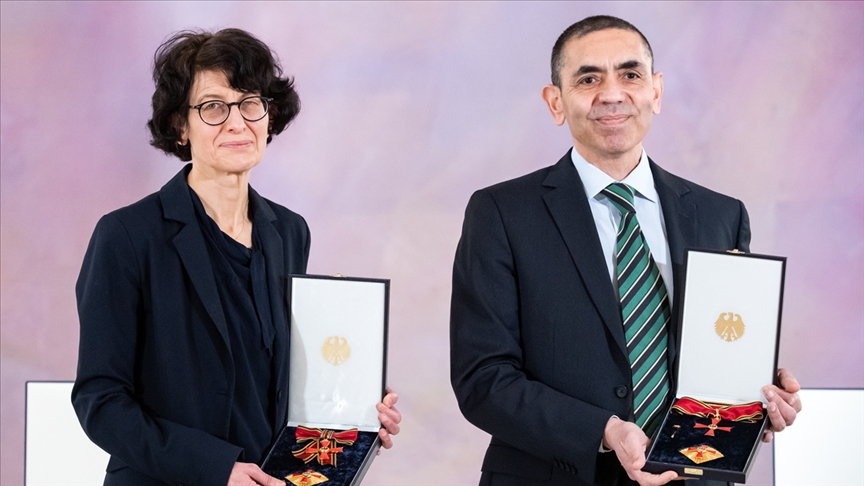 Almanya'da Prof. Dr. Uğur Şahin ve eşi Dr. Özlem Türeci'ye liyakat nişanı  verildi